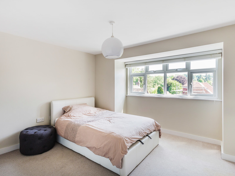 2 Bed Apartment To Rent in Redhill